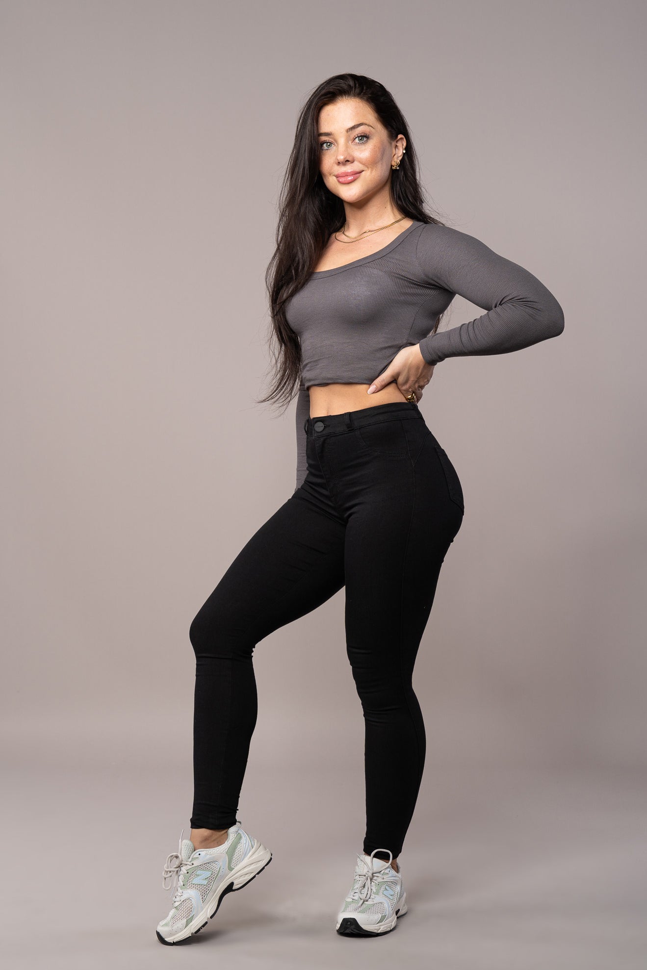 Contour Mid Waisted Fitjeans - Black Contour Mid Waisted FITJEANS   
