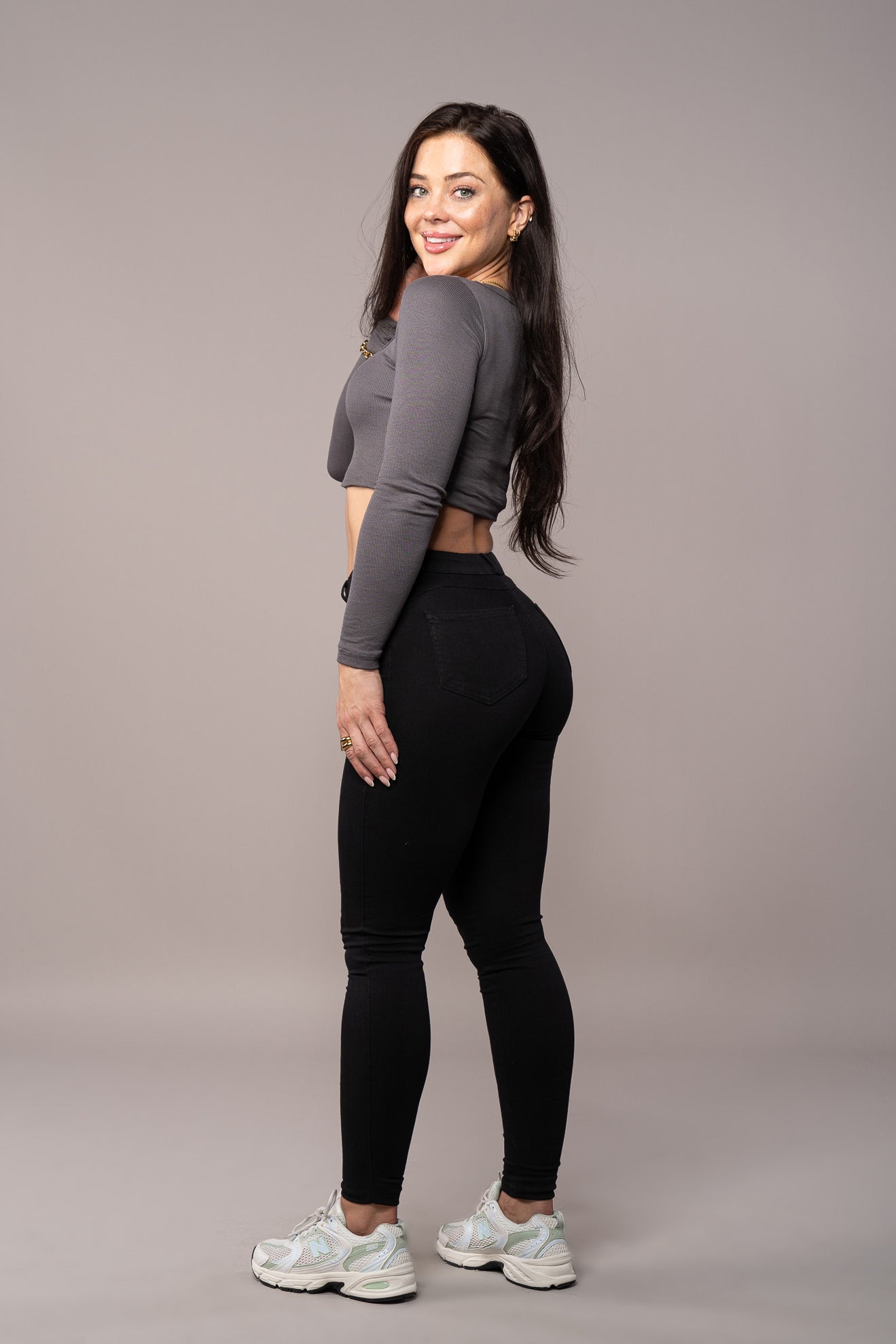 Contour Mid Waisted Fitjeans - Black Contour Mid Waisted FITJEANS   